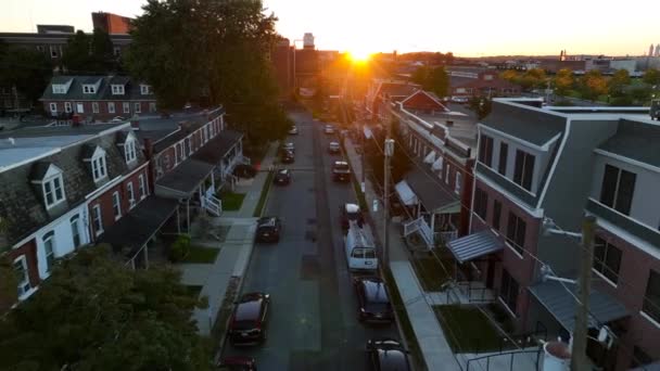 Şafakta Yerleşim Yeri Caddesinde Lancaster City Nin Havadan Çekilmiş Görüntüleri — Stok video