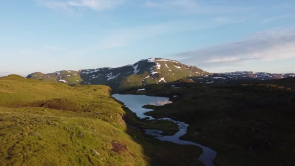 Äkta Vikafjell Bergslandskap Med Finnbu Berg Avlägsen Och Liten Sötvattensjö — Stockvideo