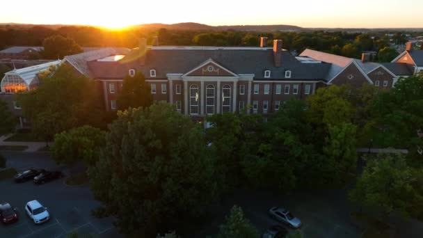 日落时砖砌大学建筑的空中景观 农村地区的大大学校园 — 图库视频影像
