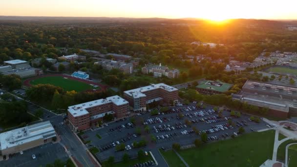 College Campus Bei Sonnenaufgang Luftaufnahme Von Akademischen Gebäuden Und Sportplätzen — Stockvideo