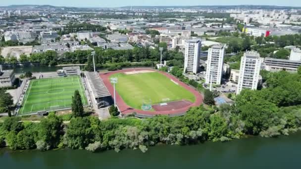 フランスのIle Des Vannesのスポーツセンターにあるサッカー場と陸上競技場 空中前方傾斜下 — ストック動画