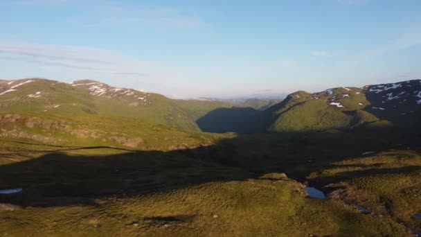 Vikafjell山高空日落空中俯瞰Myrkdalen山谷和Voss Summer 以及挪威山顶美丽的灯光 — 图库视频影像