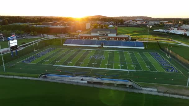 富兰克林和马歇尔学院足球场 阳光灿烂地升起在草地上 兰开斯特县的空中景观 — 图库视频影像