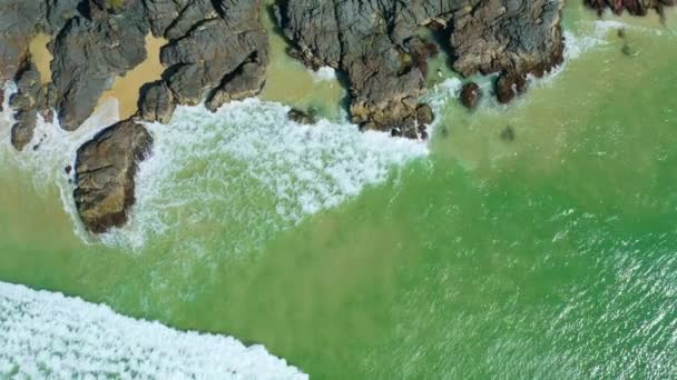 Widok Lotu Ptaka Wybrzeże Sandy Beach Skałami Falami Oceanicznymi Australii — Wideo stockowe