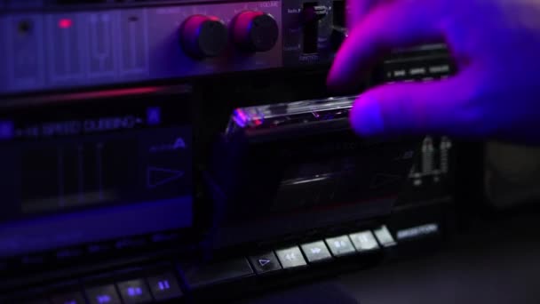 Vintage Boombox Player Aus Den 1980Er Jahren Einlegen Von Audiokassetten — Stockvideo