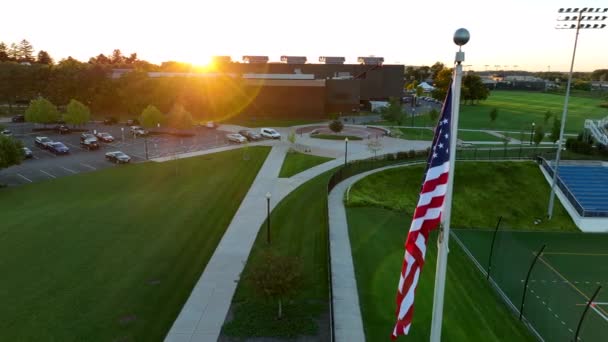 Bländning Solen Över Gymnasiebyggnad Flygfoto Amerikansk Flagga Förgrunden Välskött Akademiskt — Stockvideo