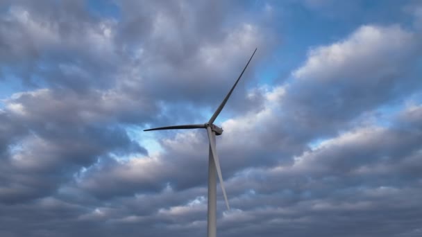 Pojedyncza Samotna Turbina Wiatrowa Niesamowitym Humorzastym Zachmurzonym Niebem Lewa Ściana — Wideo stockowe
