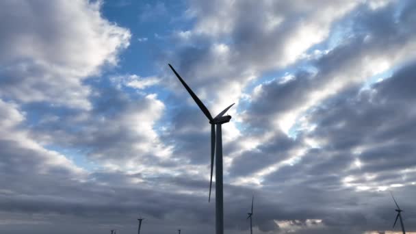 Céu Azul Nuvens Sobre Turbina Eólica Parada Parque Moinhos Vento — Vídeo de Stock