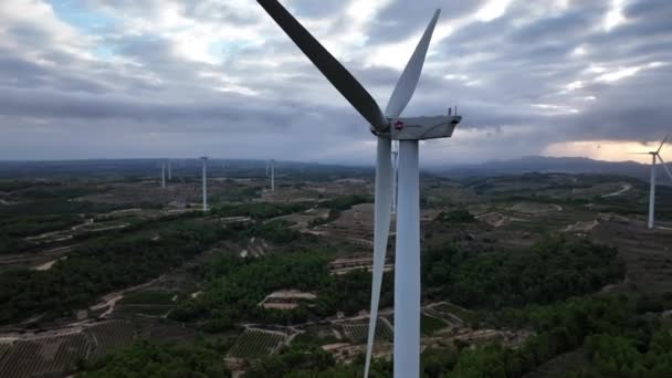 スペインのカタルーニャ州のモロ大佐で回転する不活性風力タービンブレードの詳細なクローズアップ 空中旋回 Prores Codec — ストック動画
