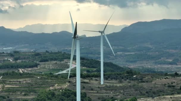 Vue Rapprochée Des Éoliennes Arrêtées Des Montagnes Espagnoles Arrière Plan — Video