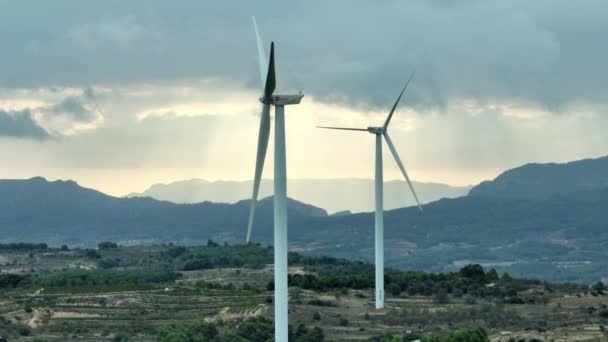 西班牙加泰罗尼亚科尔德莫罗山脉的风力涡轮机和山地景观在多云的暴风雨天空的背景下无法运作 空中视差探头 — 图库视频影像