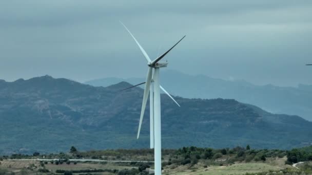 西班牙加泰罗尼亚的科尔德莫罗市 在多云的天气里 空中视差全景观测到了山区乡村风景中的风涡轮机 — 图库视频影像
