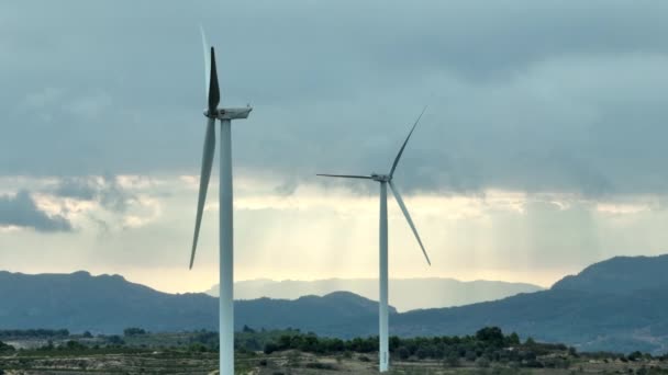 Duas Lâminas Turbinas Eólicas Paradas Com Céu Nublado Fundo Coll — Vídeo de Stock