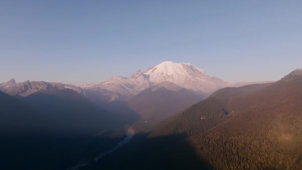 Luftaufnahmen Vom Mount Rainier Und Dem Davor Liegenden Tal Goldenen — Stockvideo