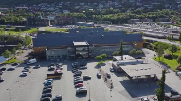 ベルゲン ノルウェー郊外のアーナ地区にあるオイラン トーグのショッピングモールの外観 — ストック動画