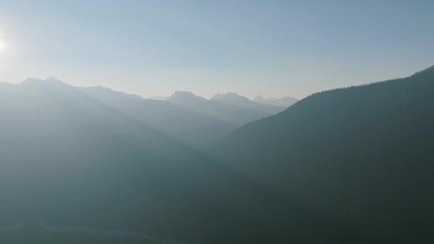 Εναέρια Πλάνα Του Ήλιου Που Λάμπει Μέσα Από Βουνά Cascade — Αρχείο Βίντεο