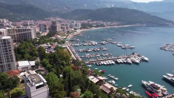 Luchtfoto Van Budva Montenegro Boten Haven Het Water Gebouwen Drone — Stockvideo