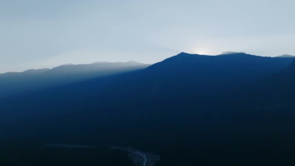 空中镜头飞向喀斯喀特山脉的轮廓 太阳从山顶后升起 — 图库视频影像