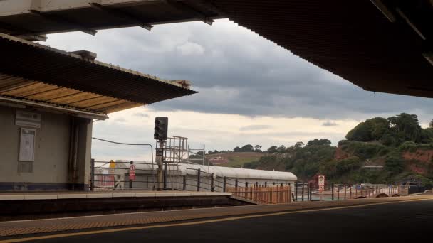 Pociąg Odjeżdża Dworca Kolejowego Dawlish Devon Wielka Brytania Pod Szarym — Wideo stockowe