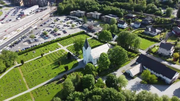 Iglesia Arna Fuera Bergen Noruega Vista Aérea Hacia Abajo Edificio — Vídeo de stock