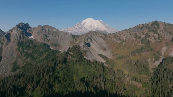Filmagem Aérea Sopé Nas Montanhas Cascata Com Árvores Perenes Rochas — Vídeo de Stock