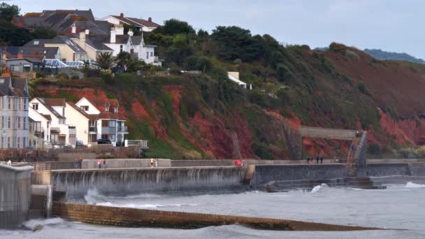 Fale Rozbijają Się Ścianę Morską Dawlish Devon Wielkiej Brytanii Gdy — Wideo stockowe