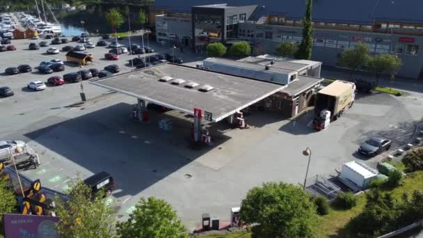 Топливно Энергетическая Станция Одиннадцатью Киосками Арне Пределами Бергена Норвегия Воздушная — стоковое видео