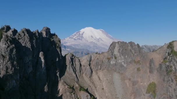 Arka Planda Rainier Dağı Ile Cascade Dağları Nın Kayalık Sırtlarında — Stok video