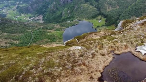 田舎の農家や山のピークの観点から見た湖Leirovatnet 大規模なパララックス効果を作成崖に沿って横に空中移動 VaksdalノルウェーのEidslandet — ストック動画
