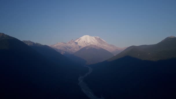 Rainier Dağı Nın Etrafındaki Dağların Hava Görüntüleri Arasında Bir Vadi — Stok video