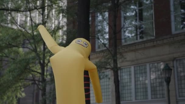 一个黄色充气鼓风机的慢镜头 — 图库视频影像