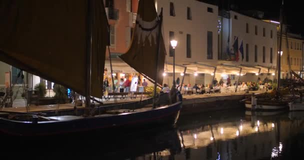Люди Вечеряють Ресторанах Обід Вздовж Порт Каналу Вночі Італії Широкий — стокове відео