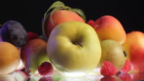 Frisch Gemischte Bunte Früchte Auf Dem Spinnteller Aus Nächster Nähe — Stockvideo
