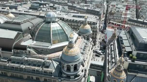 パリの高級ショッピングモール プリンテップス ハウスマンの上空を飛行するドローン 空中トップダウン — ストック動画