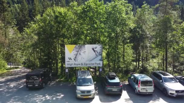 Voss Norveç Voss Active Yüksek Halat Parkı Otoparktaki Ilan Panosuna — Stok video