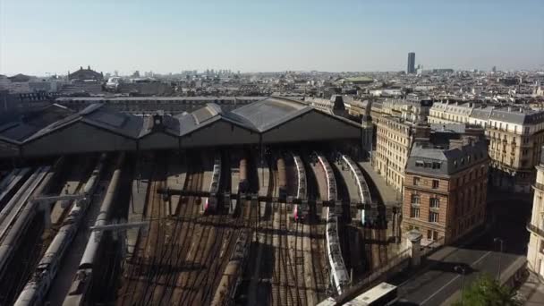 パリを背景にモンパルナスタワーと駅サン ラザールの列車 空中前方 — ストック動画