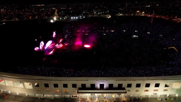 Drone Baan Muziek Concert Met Lichten Visuele Effecten Coldplay Wereldtournee — Stockvideo