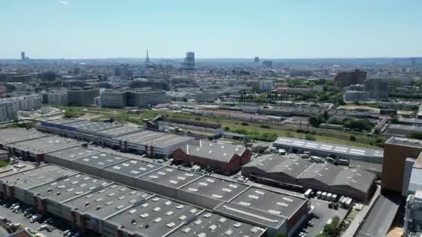 フランスのパリを背景にエッフェル塔とサントゥアンの倉庫 空中後方傾斜下 — ストック動画