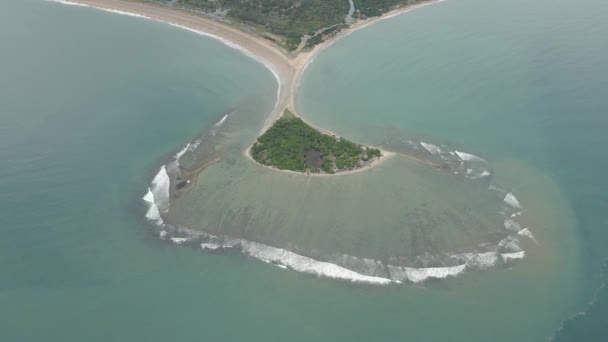 砂によって本土に接続された島の美しい空中ドローンショット — ストック動画