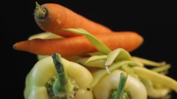 ピーマン 緑のストリング豆と人参 新鮮な有機野菜が皿の上で回転し 閉じます — ストック動画