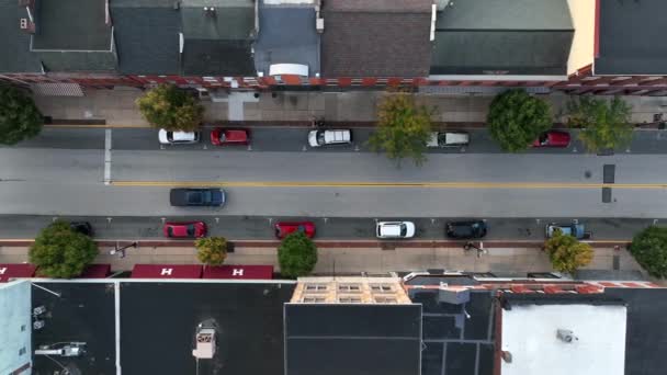 Egy Fekete Autó Leereszkedett City Streeten Madarak Kilátás Épületek Amerikai — Stock videók