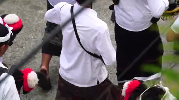 Ασιάτες Παρελαύνουν Παρέλαση Τύμπανα Τοπικό Δρόμο Της Αστικής Θέσης — Αρχείο Βίντεο