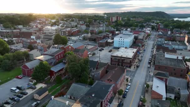 アメリカのテーマ 日の出にアメリカの小さな町 カラフルな空中風景 — ストック動画