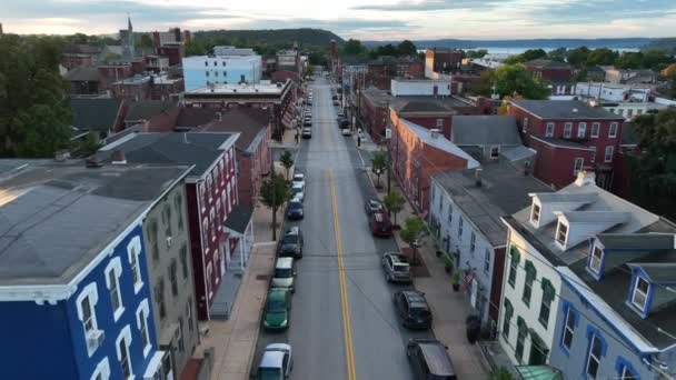 Történelmi Építészet Amerikában Egy Amerikai Kisvárosban Fordított Antenna Napkeltekor — Stock videók