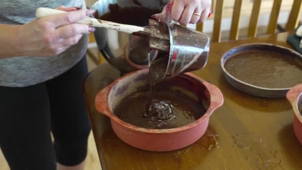 Torta Tészta Mérése Szilikon Sütőbe Öntése Kísérő Kár Szolgáltatások — Stock videók