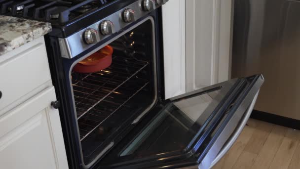 Menempatkan Panci Kue Dengan Adonan Dalam Oven Untuk Memanggang Chocolate — Stok Video