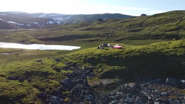 Yaz Günbatımında Vikafjell Dağlarında Çadırların Dışında Oturan Arkadaşlar Kamp Alanının — Stok video