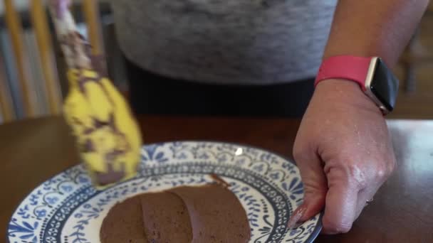 Розтягування Глазурі Тарілці Перед Розміщенням Базового Шару Торта Chocolate Cake — стокове відео