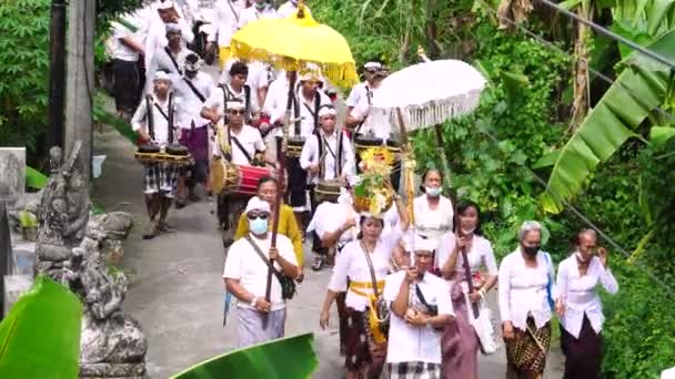 Vallási Ünnepség Jelenete Bali Utcáin Napközben Statikus Nagy Szögű — Stock videók