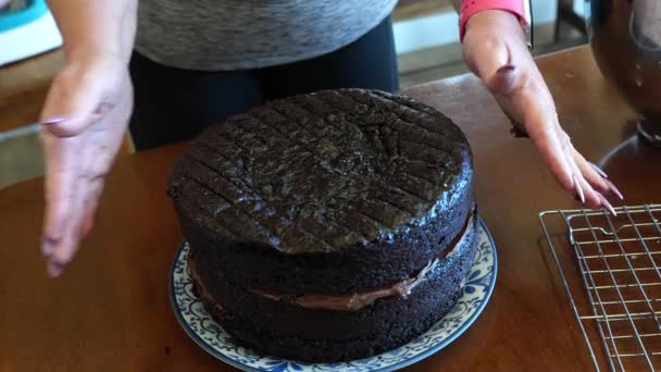 Plassere Det Andre Laget Kake Bunnen Chocolate Cake Series – stockvideo